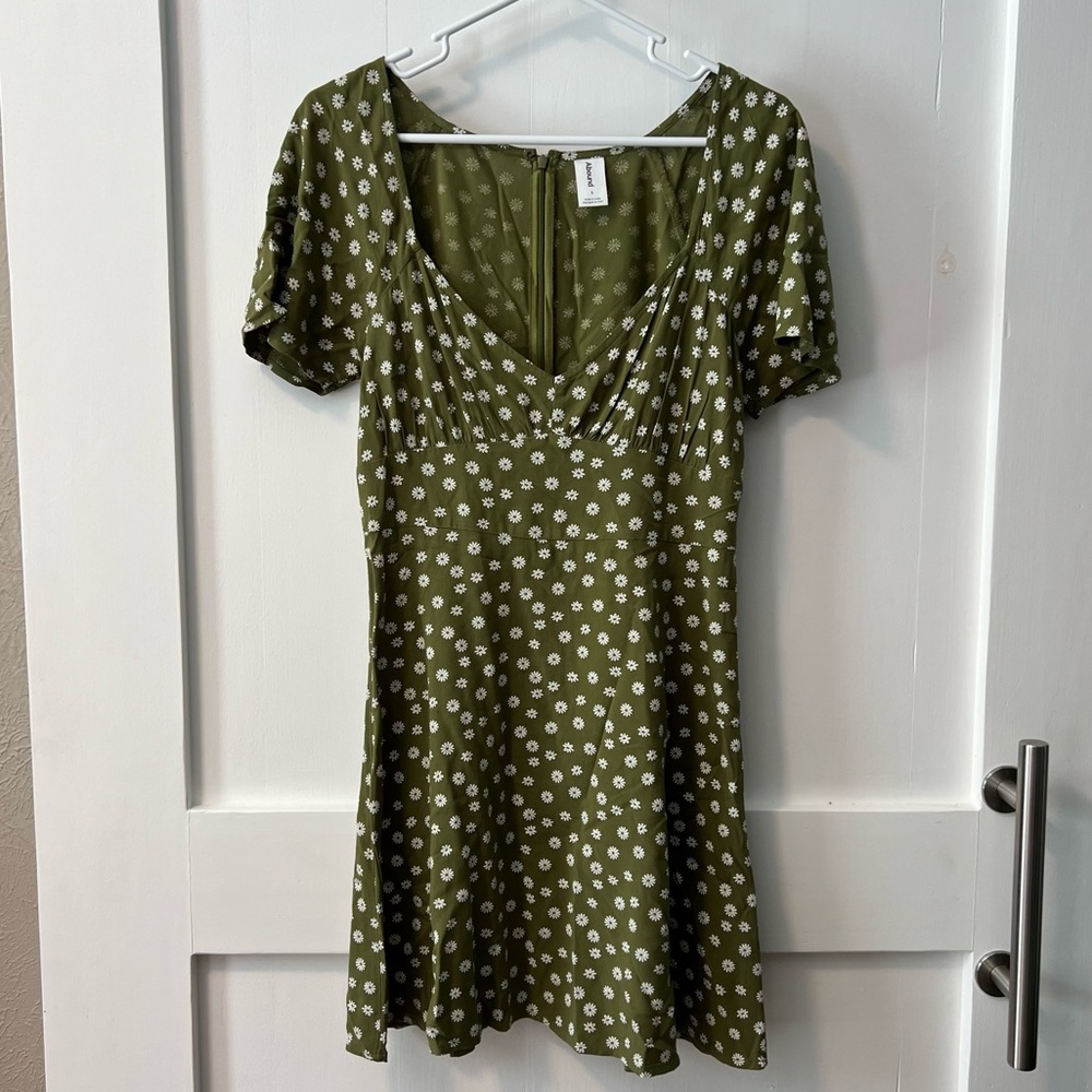 Adorable Olive Daisy Print Dress! 🌼